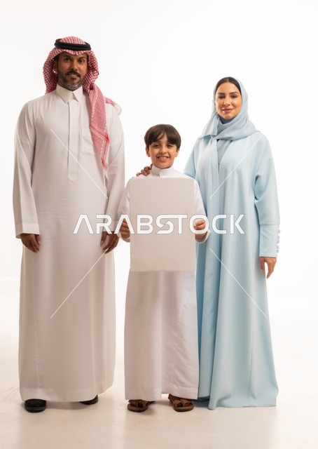 الاعلانات والعروض التسويقية، استخدام لوحات توضيحية ووسائل تعليمية، بورتريه لعائلة عربية خليجية سعودية مبتسمة يقفون بإيماءات السعادة والسرور،  موك اب فارغ، ولد يحمل لوح أبيض كبير، خلفية بيضاء