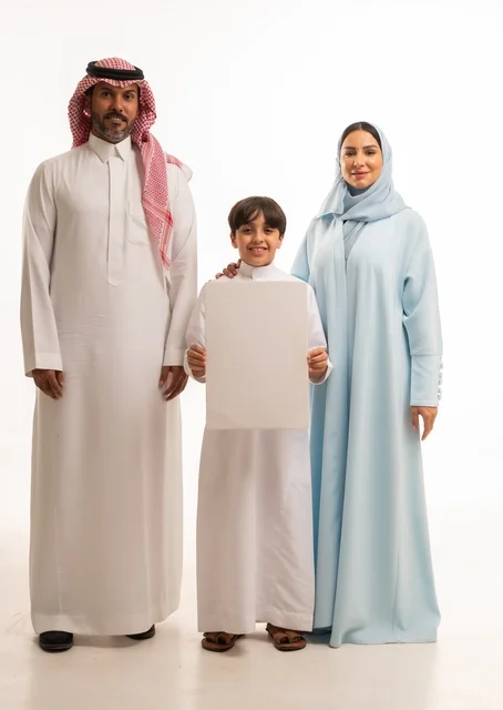 الاعلانات والعروض التسويقية، استخدام لوحات توضيحية ووسائل تعليمية، بورتريه لعائلة عربية خليجية سعودية مبتسمة يقفون بإيماءات السعادة والسرور،  موك اب فارغ، ولد يحمل لوح أبيض كبير، خلفية بيضاء