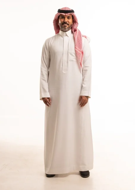 تعابير وجه ابتسامة يدين على الجانب، الاهتمام بالمظهر الخارجي والأناقة، تعابير السرور والسعادة، بورتريه لرجل عربي خليجي سعودي يرتدي الثوب التقليدي، شاب سعودي ،مفهوم التعبير بالإشارة، صورة الجسم بالطول الكامل، خلفية بيضاء