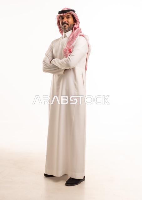 تشابك الأيدي تعابير السرور والسعادة، الاهتمام بالمظهر الخارجي والأناقة، بورتريه  جانبي لرجل عربي خليجي سعودي يرتدي الثوب التقليدي، شاب سعودي ،مفهوم التعبير بالإشارة، صورة الجسم بالطول الكامل، خلفية بيضاء