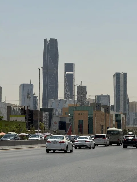صورة لابراج مركز الملك عبدالله المالي ( كافد ) في مدينة الرياض ، الفن الهندسي المعماري للمركز المالي ، ابراج وناطحات السحاب في المملكة العربية السعودية