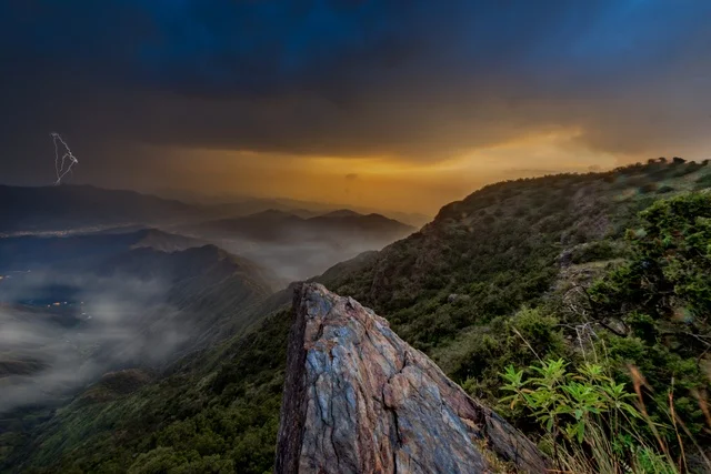 غروب الشمس في كورنيش جدة ، صورة لجمال الطبيعة في المملكة العربية السعودية ،جمال الطبيعة الخلابة على ساحل مدينة جدة ، معالم السياحة في المملكة العربية السعودية