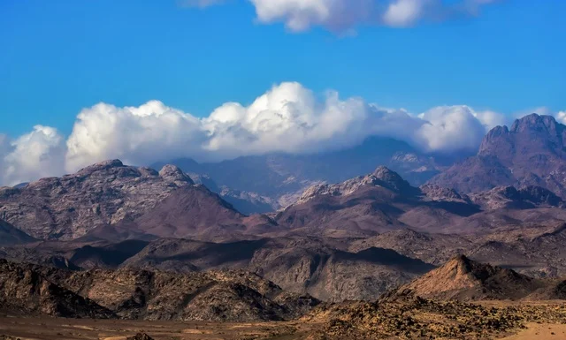خلفية السماء الملبدة بالغيوم، صورة لجمال الطبيعة في المملكة العربية السعودية ،غروب الشمس في كورنيش جدة ، جمال الطبيعة الخلابة على ساحل مدينة جدة ، معالم السياحة في المملكة العربية السعودية
