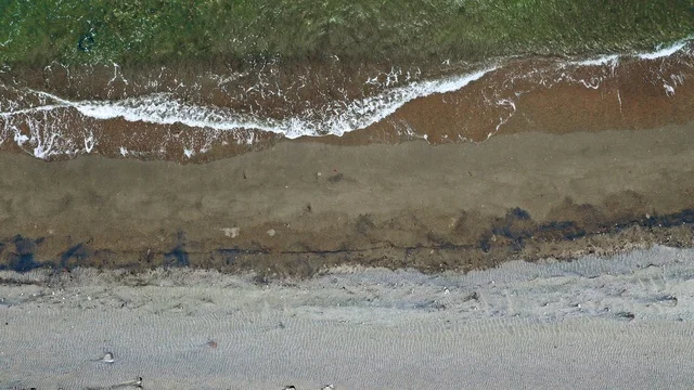 شواطئ جزيرة فرسان في جازان جنوب غرب الممكلة العربية السعودية، أمواج البحر الهادئة على شاطئ البحر الأحمر في وقت النهار، وجهة سياحية فاخرة في السعودية، اماكن سياحيه فى السعوديه