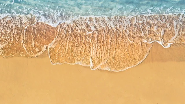 أمواج البحر الهادئة على شاطئ البحر الأحمر في وقت النهار، شواطئ جزيرة فرسان في جازان جنوب غرب الممكلة العربية السعودية، وجهة سياحية فاخرة في السعودية، اماكن سياحيه فى السعوديه