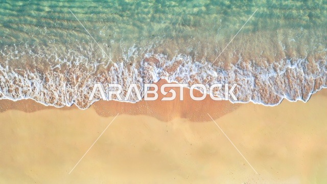 أمواج البحر الهادئة على شاطئ البحر الأحمر في وقت النهار، شواطئ جزيرة فرسان في جازان جنوب غرب الممكلة العربية السعودية، وجهة سياحية فاخرة في السعودية،