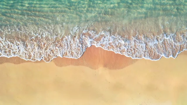 أمواج البحر الهادئة على شاطئ البحر الأحمر في وقت النهار، شواطئ جزيرة فرسان في جازان جنوب غرب الممكلة العربية السعودية، وجهة سياحية فاخرة في السعودية،