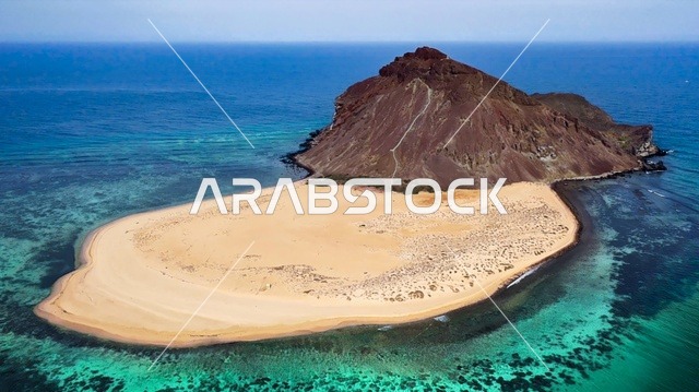 صورة جوية للمياه الزرقاء و الرمال البيضاء على جزيرة كدمبل على البحر الأحمر ، المناطق السياحية في عسير ، الطبيعة في المملكة العربية السعودية , مناظر طبيعية , خلفية الطبيعة .