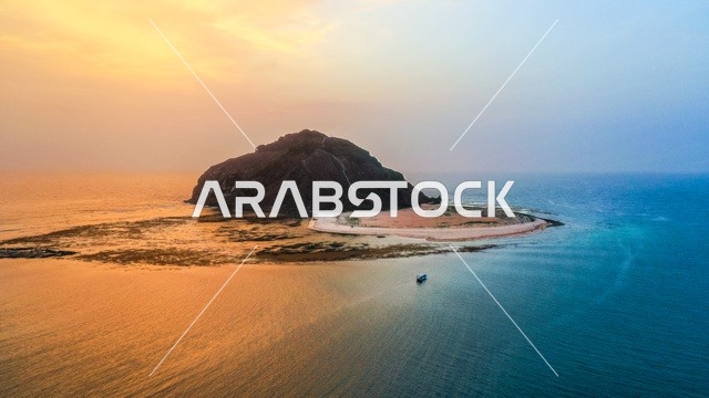 صورة جوية للمياه الزرقاء و الرمال البيضاء على جزيرة كدمبل على البحر الأحمر ، المناطق السياحية في عسير ، الطبيعة في المملكة العربية السعودية , مناظر طبيعية , خلفية الطبيعة .