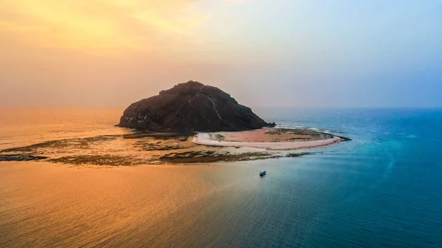 صورة جوية للمياه الزرقاء و الرمال البيضاء على جزيرة كدمبل على البحر الأحمر ، المناطق السياحية في عسير ، الطبيعة في المملكة العربية السعودية , مناظر طبيعية , خلفية الطبيعة .