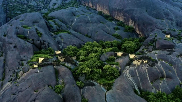 قرية غيه في محافظة المجاردة بعسير في المملكة العربية السعودية، الجبال الصخرية، الصخور الملساء، الاشجار والنباتات الخضراء، معالم عسير، التضاريس الجبلية، السياحة في السعودية