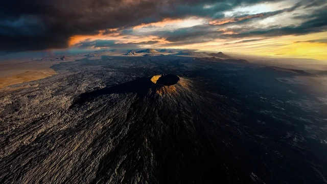 الجبال والمرتفعات الصخرية الطبيعية، فوهة الوعبة ( مقلع طمية ) في مدينة الطائف، معالم تاريخية أثرية، الحمم البركانية على منحدر فوهة الوعبة، السياحية في المملكة العربية السعودية