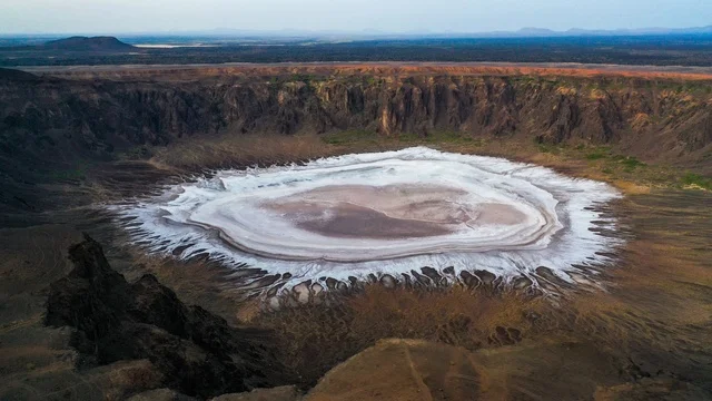 معالم تاريخية أثرية، الجبال والمرتفعات الصخرية الطبيعية، فوهة الوعبة ( مقلع طمية ) في مدينة الطائف،الحمم البركانية على منحدر فوهة الوعبة، السياحية في المملكة العربية السعودية