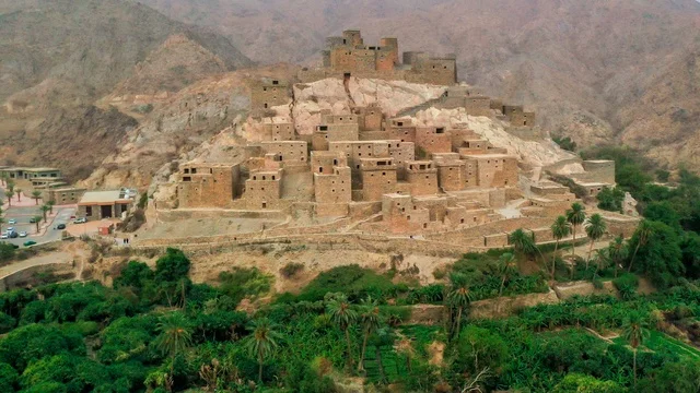 تجديد وتهيئة الأماكن الجبلية التراثية لجذب السياح من شتى أنحاء العالم, بيوت ومباني قرية ذي العين التاريخيه الأثرية في منطقة الباحة, معالم سياحية مشهورة, البناء المشيد من الأحجار وجذوع أشجار السدر, فن التصميم المعماري الحديث في السعودية