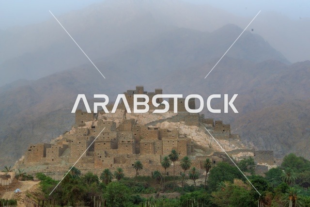 تجديد وتهيئة الأماكن الجبلية التراثية لجذب السياح من شتى أنحاء العالم, بيوت ومباني قرية ذي العين التاريخيه الأثرية في منطقة الباحة, معالم سياحية مشهورة, البناء المشيد من الأحجار وجذوع أشجار السدر, فن التصميم المعماري الحديث في السعودية