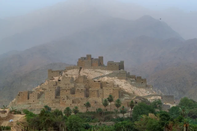 تجديد وتهيئة الأماكن الجبلية التراثية لجذب السياح من شتى أنحاء العالم, بيوت ومباني قرية ذي العين التاريخيه الأثرية في منطقة الباحة, معالم سياحية مشهورة, البناء المشيد من الأحجار وجذوع أشجار السدر, فن التصميم المعماري الحديث في السعودية