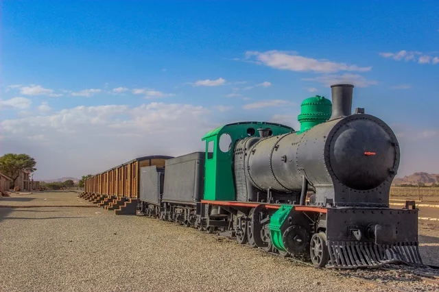 وسائل النقل والمواصلات القديمة، قطار الحجاز القديم المرمم في متحف محطة العلا، أماكن سياحية أثرية في السعودية، خطوط السكك الحديدية في المملكة، مفهوم السفر والسياحة