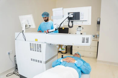 العناية بصحة العين وتحسين الرؤية، الاستفادة من التصوير الشعاعي والتقنيات الحديثة في مجال طب العيون، استخدام التكنولوجيا المتطورة في التشخيص والعلاج البصري، طبيب عربي خليجي سعودي يرتدي الزي الرسمي المعقم يتابع صور الأشعة العينية على جهاز الحاسوب داخل المركز الطبي للعيون، فحص دقيق لحالة الشبكية والقرنية، خلفية داخلية للمركز الطبي