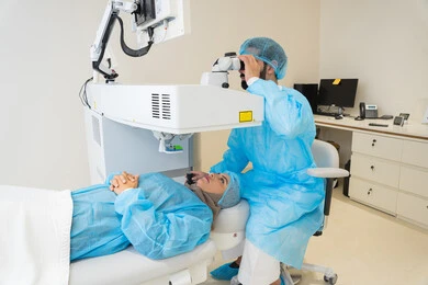 A Saudi doctor is preparing to perform LASIK surgery inside medical centers, a laser vision correction procedure, eliminating problems of poor vision and nearsightedness, restoring clear vision without the need for glasses, healthy eyes and more accurate vision, an Arab Gulf Saudi woman in a hijab wearing sterile official attire, focusing on eye care and improving vision.