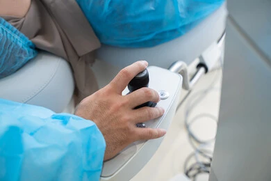 عيون صحية ورؤية أكثر دقة، امرأة عربية خليجية سعودية محجبة ترتدي الزي الرسمي المعقم ، طبيب سعودي يستعد لإجراء عملية الليزك داخل المراكز الطبية، الاهتمام بالعناية بالعين وتحسين البصر،عملية تصحيح الإبصار بالليزر، القضاء على مشاكل ضعف النظر وقصر النظر، استعادة وضوح الرؤية بدون الحاجة للنظارات الطبية