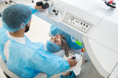 طبيب سعودي يستعد لإجراء عملية الليزك داخل المراكز الطبية، عملية تصحيح الإبصار بالليزر، القضاء على مشاكل ضعف النظر وقصر النظر، استعادة وضوح الرؤية بدون الحاجة للنظارات الطبية، عيون صحية ورؤية أكثر دقة، امرأة عربية خليجية سعودية محجبة ترتدي الزي الرسمي المعقم ، الاهتمام بالعناية بالعين وتحسين البصر