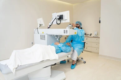 A Saudi Arabian Gulf woman wearing a hijab and dressed in sterile official attire, a Saudi doctor preparing to perform LASIK surgery inside medical centers, a laser vision correction procedure, eliminating problems of poor vision and nearsightedness, restoring clear vision without the need for glasses, healthy eyes and more precise vision, focusing on eye care and improving eyesight.