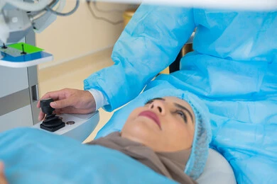 القضاء على مشاكل ضعف النظر وقصر النظر، استعادة وضوح الرؤية بدون الحاجة للنظارات الطبية، عيون صحية ورؤية أكثر دقة، امرأة عربية خليجية سعودية محجبة ترتدي الزي الرسمي المعقم ، طبيب سعودي يستعد لإجراء عملية الليزك داخل المراكز الطبية، عملية تصحيح الإبصار بالليزر، الاهتمام بالعناية بالعين وتحسين البصر