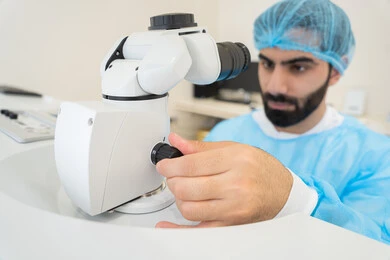 تشخيص وتحديد المشاكل البصرية، استخدام الأجهزة الحديثة المتطورة، رجل عربي خليجي سعودي يرتدي الزي المعقم يقوم بفحص العين بجهاز المنظار العيني، تقييم مدى الرؤية والكشف عن الامراض العينية، مفهوم الخدمات والرعاية الصحية في المشافي والمراكز الطبية ، التأكد من صحة البصر