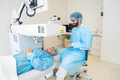 القضاء على مشاكل ضعف النظر وقصر النظر، استعادة وضوح الرؤية بدون الحاجة للنظارات الطبية، عيون صحية ورؤية أكثر دقة، امرأة عربية خليجية سعودية محجبة ترتدي الزي الرسمي المعقم ، طبيب سعودي يستعد لإجراء عملية الليزك داخل المراكز الطبية، عملية تصحيح الإبصار بالليزر، الاهتمام بالعناية بالعين وتحسين البصر