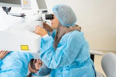 طبيبه سعوديه تكشف لإجراء عملية الليزك داخل المراكز الطبية، عملية تصحيح الإبصار بالليزر، القضاء على مشاكل ضعف النظر وقصر النظر، استعادة وضوح الرؤية بدون الحاجة للنظارات الطبية، عيون صحية ورؤية أكثر دقة، رجل عربي خليجي سعودي  يرتدي الزي الرسمي المعقم ، الاهتمام بالعناية بالعين وتحسين البصر