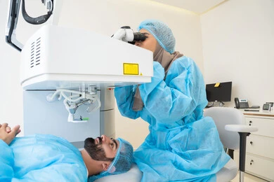 Eliminating problems of poor vision and nearsightedness, restoring clear vision without the need for prescription glasses, healthy eyes and more accurate vision, an Arab Gulf Saudi man wearing sterile official attire, a Saudi doctor revealing to perform LASIK surgery inside medical centers, laser vision correction surgery, focusing on eye care and improving vision.