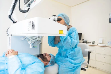 عملية تصحيح الإبصار بالليزر، القضاء على مشاكل ضعف النظر وقصر النظر، استعادة وضوح الرؤية بدون الحاجة للنظارات الطبية، عيون صحية ورؤية أكثر دقة، رجل عربي خليجي سعودي  يرتدي الزي الرسمي المعقم ، طبيبه سعوديه تكشف لإجراء عملية الليزك داخل المراكز الطبية، الاهتمام بالعناية بالعين وتحسين البصر