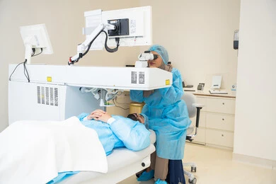 استعادة وضوح الرؤية بدون الحاجة للنظارات الطبية، عيون صحية ورؤية أكثر دقة، رجل عربي خليجي سعودي  يرتدي الزي الرسمي المعقم ، طبيبه سعوديه تكشف لإجراء عملية الليزك داخل المراكز الطبية، عملية تصحيح الإبصار بالليزر، القضاء على مشاكل ضعف النظر وقصر النظر،الاهتمام بالعناية بالعين وتحسين البصر