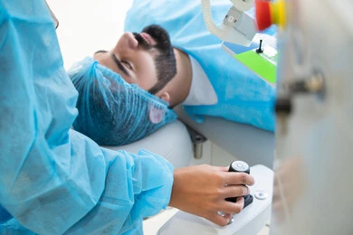 طبيبه سعوديه تكشف لإجراء عملية الليزك داخل المراكز الطبية، عملية تصحيح الإبصار بالليزر، القضاء على مشاكل ضعف النظر وقصر النظر، استعادة وضوح الرؤية بدون الحاجة للنظارات الطبية، عيون صحية ورؤية أكثر دقة، رجل عربي خليجي سعودي  يرتدي الزي الرسمي المعقم ، الاهتمام بالعناية بالعين وتحسين البصر