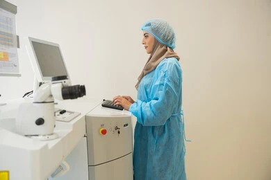 العناية بصحة العين وتحسين الرؤية، الاستفادة من التصوير الشعاعي والتقنيات الحديثة في مجال طب العيون، استخدام التكنولوجيا المتطورة في التشخيص والعلاج البصري، طبيبة عربية خليجية سعودية ترتدي الزي الرسمي المعقم تتابع صور الأشعة العينية على جهاز الحاسوب داخل المركز الطبي للعيون، فحص دقيق لحالة الشبكية والقرنية، خلفية داخلية للمركز الطبي