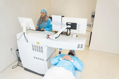الاستفادة من التصوير الشعاعي والتقنيات الحديثة في مجال طب العيون، استخدام التكنولوجيا المتطورة في التشخيص والعلاج البصري، طبيبة عربية خليجية سعودية ترتدي الزي الرسمي المعقم تتابع صور الأشعة العينية على جهاز الحاسوب داخل المركز الطبي للعيون، فحص دقيق لحالة الشبكية والقرنية، العناية بصحة العين وتحسين الرؤية، خلفية داخلية للمركز الطبي