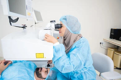 طبيبه سعوديه تكشف لإجراء عملية الليزك داخل المراكز الطبية،عملية تصحيح الإبصار بالليزر، القضاء على مشاكل ضعف النظر وقصر النظر، استعادة وضوح الرؤية بدون الحاجة للنظارات الطبية، عيون صحية ورؤية أكثر دقة، رجل عربي خليجي سعودي  يرتدي الزي الرسمي المعقم ، الاهتمام بالعناية بالعين وتحسين البصر