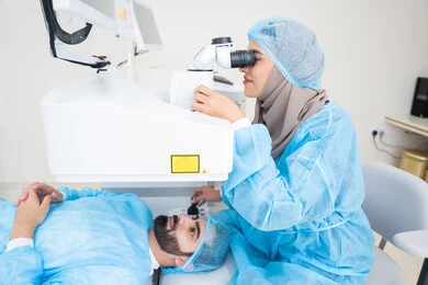 رجل عربي خليجي سعودي  يرتدي الزي الرسمي المعقم ، طبيبه سعوديه تكشف لإجراء عملية الليزك داخل المراكز الطبية،عملية تصحيح الإبصار بالليزر، القضاء على مشاكل ضعف النظر وقصر النظر، استعادة وضوح الرؤية بدون الحاجة للنظارات الطبية، عيون صحية ورؤية أكثر دقة،  الاهتمام بالعناية بالعين وتحسين البصر