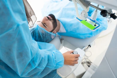 استعادة وضوح الرؤية بدون الحاجة للنظارات الطبية، عيون صحية ورؤية أكثر دقة، عملية تصحيح الإبصار بالليزر، القضاء على مشاكل ضعف النظر وقصر النظر، رجل عربي خليجي سعودي  يرتدي الزي الرسمي المعقم ، طبيبه سعوديه تكشف لإجراء عملية الليزك داخل المراكز الطبية، الاهتمام بالعناية بالعين وتحسين البصر