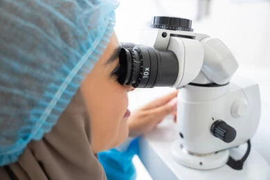 تشخيص وتحديد المشاكل البصرية، طبيبة عربيه خليجيه اماراتيه تقوم بفحص العين بجهاز المنظار العيني، تقييم مدى الرؤية والكشف عن الامراض العينية، مفهوم الخدمات والرعاية الصحية في المشافي والمراكز الطبية ، استخدام الأجهزة الحديثة المتطورة،  سيدة سعودية تتأكد من صحة البصر