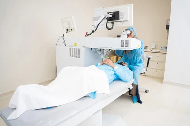 رجل عربي خليجي سعودي  يرتدي الزي الرسمي المعقم ، طبيبه سعوديه تكشف لإجراء عملية الليزك داخل المراكز الطبية،عملية تصحيح الإبصار بالليزر، القضاء على مشاكل ضعف النظر وقصر النظر، استعادة وضوح الرؤية بدون الحاجة للنظارات الطبية، عيون صحية ورؤية أكثر دقة،  الاهتمام بالعناية بالعين وتحسين البصر