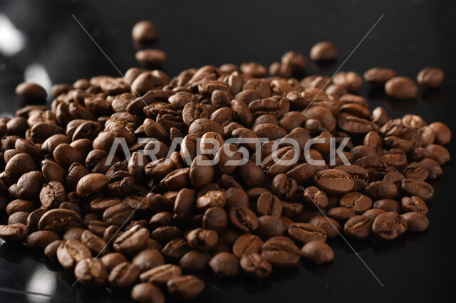 حبوب البن الطازجه المنثوره, حبوب القهوه السوداء المحمصه الشهيه