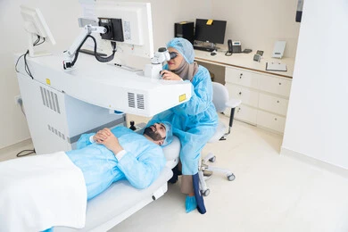 عيون صحية ورؤية أكثر دقة، رجل عربي خليجي سعودي  يرتدي الزي الرسمي المعقم ، طبيبه سعوديه تكشف لإجراء عملية الليزك داخل المراكز الطبية، عملية تصحيح الإبصار بالليزر، القضاء على مشاكل ضعف النظر وقصر النظر، استعادة وضوح الرؤية بدون الحاجة للنظارات الطبية،الاهتمام بالعناية بالعين وتحسين البصر