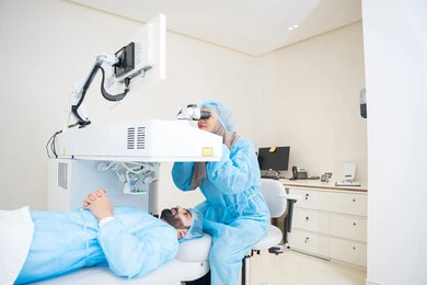 استعادة وضوح الرؤية بدون الحاجة للنظارات الطبية، عيون صحية ورؤية أكثر دقة، عملية تصحيح الإبصار بالليزر، القضاء على مشاكل ضعف النظر وقصر النظر، رجل عربي خليجي سعودي  يرتدي الزي الرسمي المعقم ، طبيبه سعوديه تكشف لإجراء عملية الليزك داخل المراكز الطبية، الاهتمام بالعناية بالعين وتحسين البصر