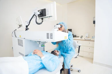 الاهتمام بالعناية بالعين وتحسين البصر، عملية تصحيح الإبصار بالليزر، القضاء على مشاكل ضعف النظر وقصر النظر، استعادة وضوح الرؤية بدون الحاجة للنظارات الطبية، عيون صحية ورؤية أكثر دقة، رجل عربي خليجي سعودي  يرتدي الزي الرسمي المعقم ، طبيبه سعوديه تكشف لإجراء عملية الليزك داخل المراكز الطبية، الاهتمام بالعناية بالعين وتحسين البصر