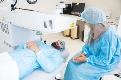 عملية تصحيح الإبصار بالليزر، القضاء على مشاكل ضعف النظر وقصر النظر، استعادة وضوح الرؤية بدون الحاجة للنظارات الطبية، عيون صحية ورؤية أكثر دقة، رجل عربي خليجي سعودي  يرتدي الزي الرسمي المعقم ، طبيبه سعوديه تكشف لإجراء عملية الليزك داخل المراكز الطبية، الاهتمام بالعناية بالعين وتحسين البصر