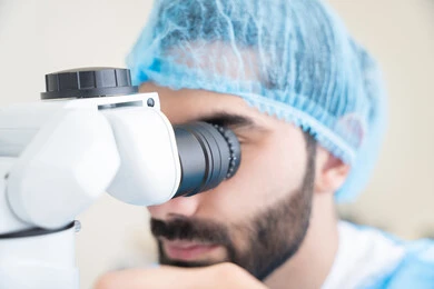 تشخيص وتحديد المشاكل البصرية، استخدام الأجهزة الحديثة المتطورة،رجل عربي خليجي سعودي يرتدي الزي المعقم يقوم بفحص العين بجهاز المنظار العيني، تقييم مدى الرؤية والكشف عن الامراض العينية، مفهوم الخدمات والرعاية الصحية في المشافي والمراكز الطبية ، التأكد من صحة البصر