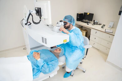 الاهتمام بالعناية بالعين وتحسين البصر، عملية تصحيح الإبصار بالليزر، القضاء على مشاكل ضعف النظر وقصر النظر، استعادة وضوح الرؤية بدون الحاجة للنظارات الطبية، عيون صحية ورؤية أكثر دقة، امرأة عربية خليجية سعودية محجبة ترتدي الزي الرسمي المعقم ، طبيب سعودي يستعد لإجراء عملية الليزك داخل المراكز الطبية، الاهتمام بالعناية بالعين وتحسين البصر