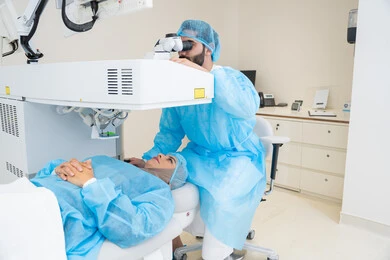 القضاء على مشاكل ضعف النظر وقصر النظر، استعادة وضوح الرؤية بدون الحاجة للنظارات الطبية، عيون صحية ورؤية أكثر دقة، امرأة عربية خليجية سعودية محجبة ترتدي الزي الرسمي المعقم ، طبيب سعودي يستعد لإجراء عملية الليزك داخل المراكز الطبية، عملية تصحيح الإبصار بالليزر،  الاهتمام بالعناية بالعين وتحسين البصر