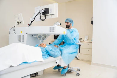 عملية تصحيح الإبصار بالليزر، القضاء على مشاكل ضعف النظر وقصر النظر، استعادة وضوح الرؤية بدون الحاجة للنظارات الطبية، عيون صحية ورؤية أكثر دقة، ولد عربي خليجي سعودي يرتدي الزي الرسمي المعقم يجلس على كرسي العيادة ، طبيب سعودي يكشف لإجراء عملية الليزك داخل المراكز الطبية، الاهتمام بالعناية بالعين وتحسين البصر